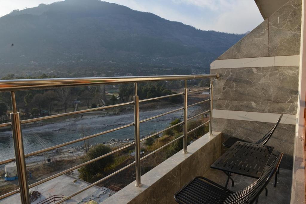 Tulip Flowing River View Hotel. Shamshi Esterno foto